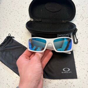 Oakley Men's Sunglasses with White Frame and Blue Lenses